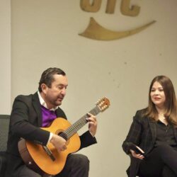 Rector de la UTC cautiva a estudiantes y docentes con su voz3