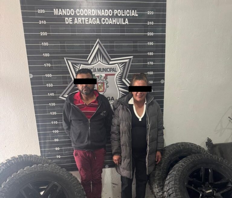 Roban vehículo en Saltillo y lo encuentran en Arteaga; detienen a responsables