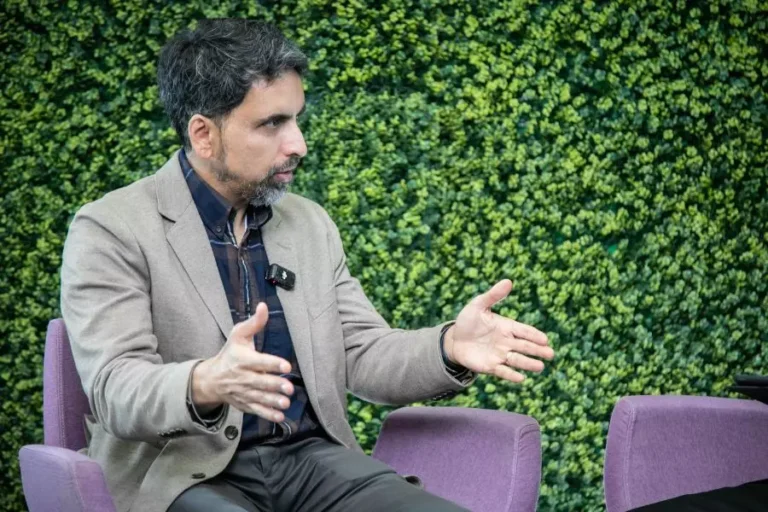 Salman Khan llama a capacitar docentes y humanizar la tecnología