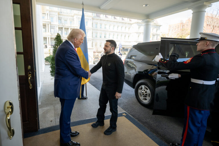 Aseguran que Trump no enviará armas a Ucrania hasta que Zelensky renuncie
