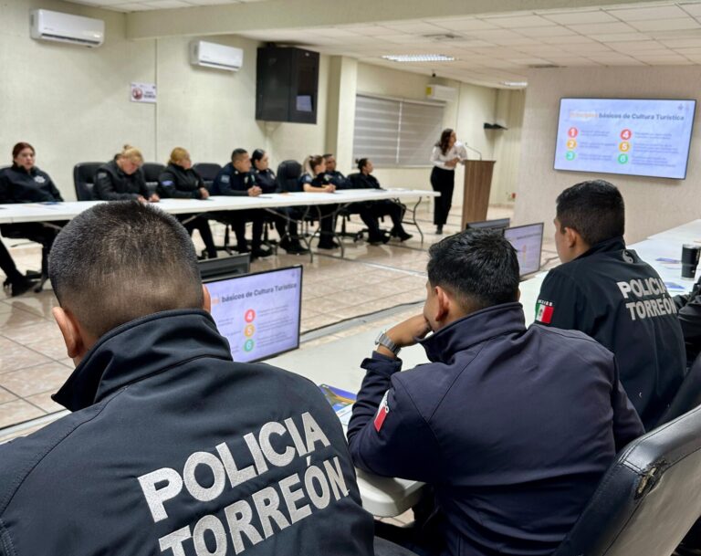 Capacitan a Policías de Torreón en temas de hospitalidad e identidad para mejorar atención a visitantes y locales