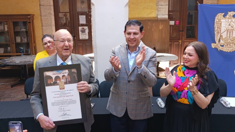 Distinguen a Carlos Manuel Valdés Dávila como Profesor Emérito en la UA de C