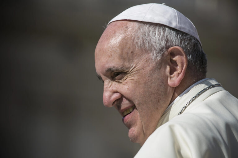 El Papa Francisco sigue convaleciente y el Vaticano señala que su condición sigue siendo “compleja”