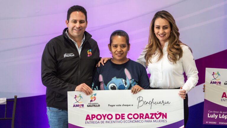 Entregan Javier y Luly “Apoyos de Corazón” a mujeres saltillenses