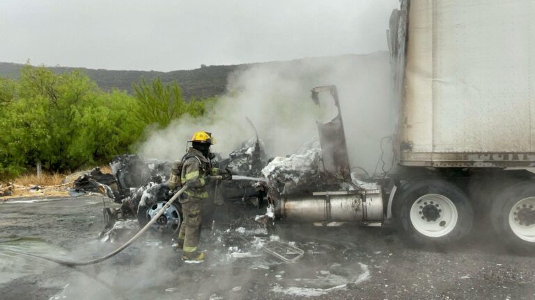Incendio consume cabina de camión de carga sobre la carretera Saltillo-Torreón