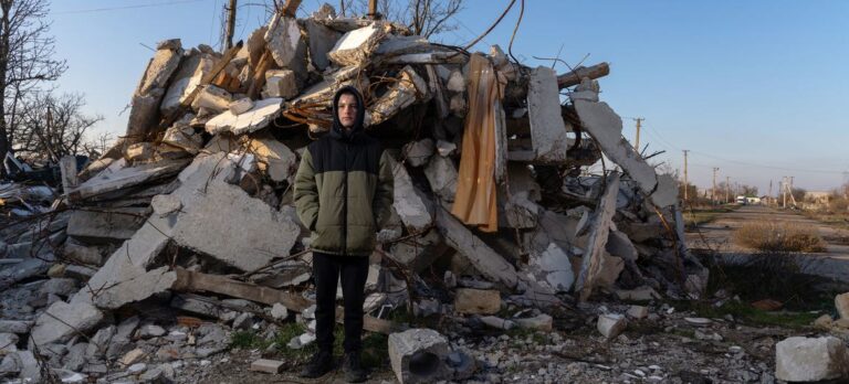 Los ucranianos siguen huyendo del frente, mientras la guerra se prolonga por cuarto año