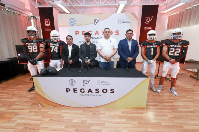 Presenta Facultad de Arquitectura Unidad Sureste de la UA de C a su equipo de Fútbol Americano