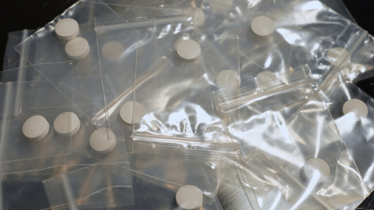 Proliferan en México nuevos productores de fentanilo.- EU