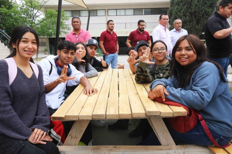 Recibe UA de C mesas para jardín de la empresa Daimler Truck, 20 fueron para escuelas y facultades de Camporredondo