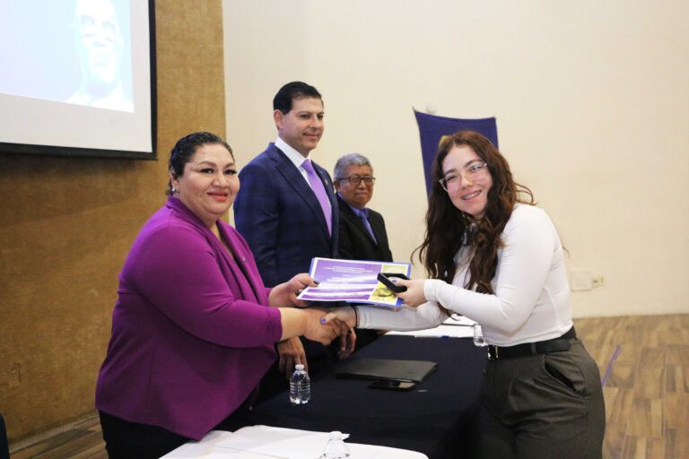 Reconoce UA de C la trayectoria académica de universitarios con la Medalla “Dr. Mariano Narváez González” 2025
