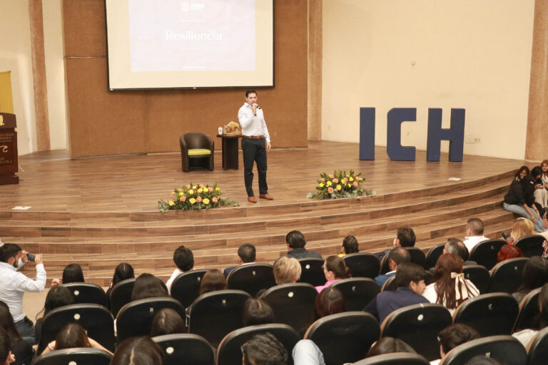 Rector de la UA de C acuerda con la comunidad del ICH la instalación de una techumbre para su patio central