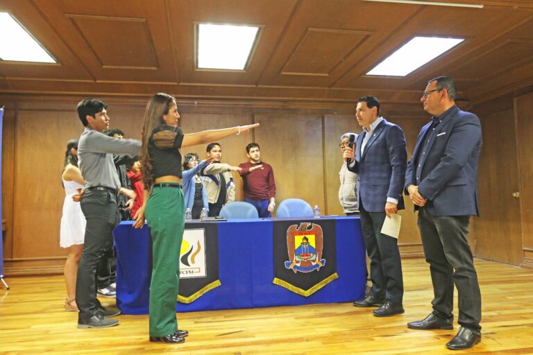Rector de la UA de C toma protesta a nueva sociedad de alumnos de la Facultad de Ciencias Físico Matemáticas