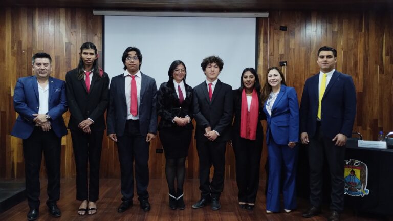 Rinden protesta jóvenes de IMEF Universitario UA de C