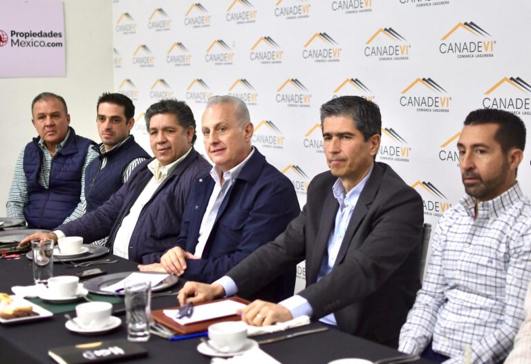 Román Cepeda asiste a la primera asamblea de Canadevi Laguna; acuerdan agilizar trámites de construcción