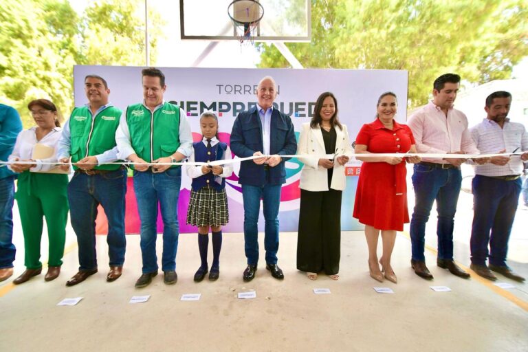 Román Cepeda entrega cancha cívica y deportiva a la primaria Emiliano Zapata