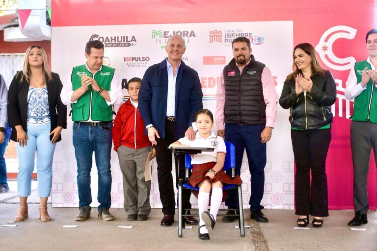 Román Cepeda preside en Torreón entrega de apoyos educativos a alumnos de primaria