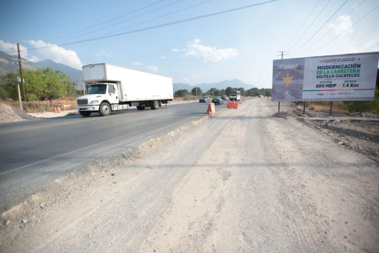 Supervisan Manolo y Javier ampliación de la carretera a Derramadero