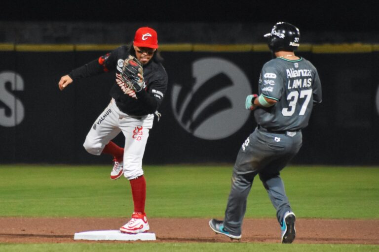 Saraperos cae 12-8 ante Caliente de Durango en el inicio de la temporada Centenario 2025