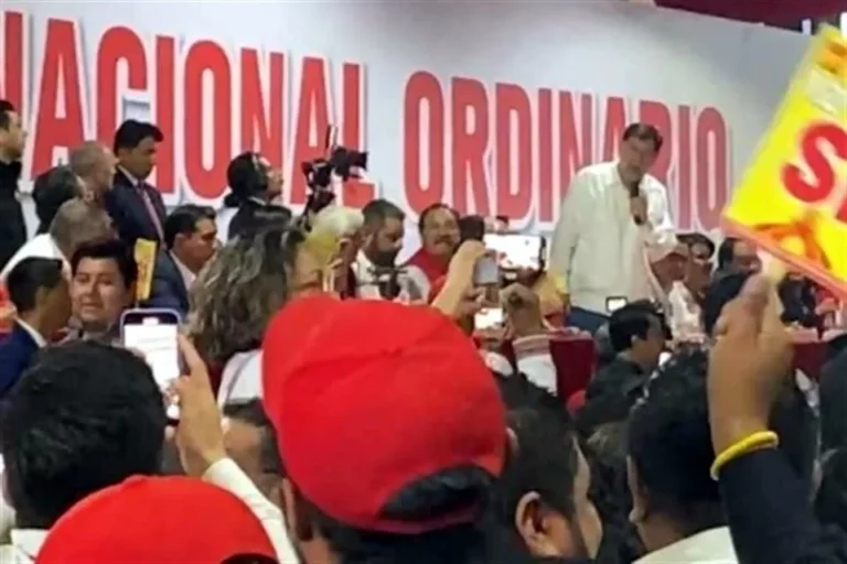 Abuchean a Noroña en Congreso de PT; ‘tomará distancia’