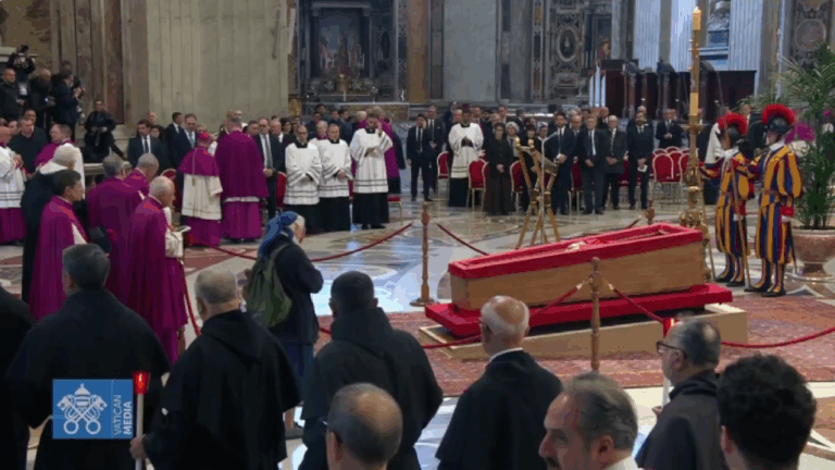 Monja se salta los protocolos de seguridad en el funeral del papa Francisco para estar cerca de él