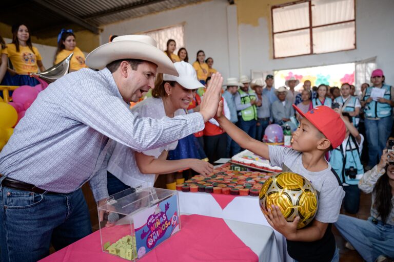 Celebran Javier y Luly a niñas y niños en San Juan de la Vaquería