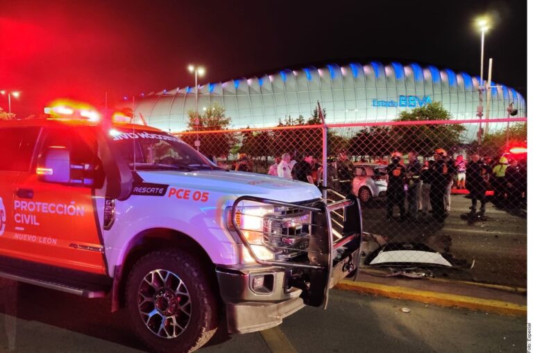 Chocan 5 autos frente a estadio en Nuevo León; arrollan a 3 peatones