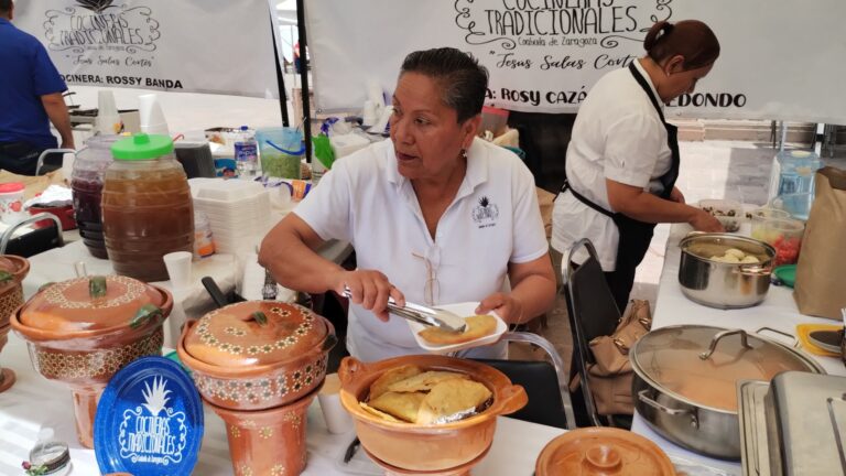 Disfrutan saltillenses del Festival de las Cazuelas en la plaza de la Nueva Tlaxcala