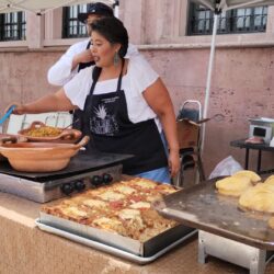 Disfrutan saltillenses del Festival de las Cazuelas en la plaza de la Nueva Tlaxcala1