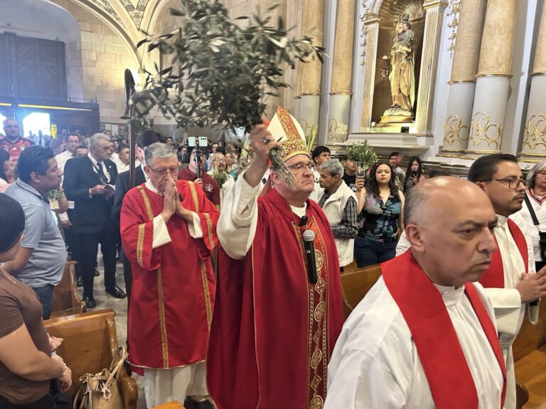 En Catedral de Saltillo, Obispo Hilario encabeza el Domingo de Ramos