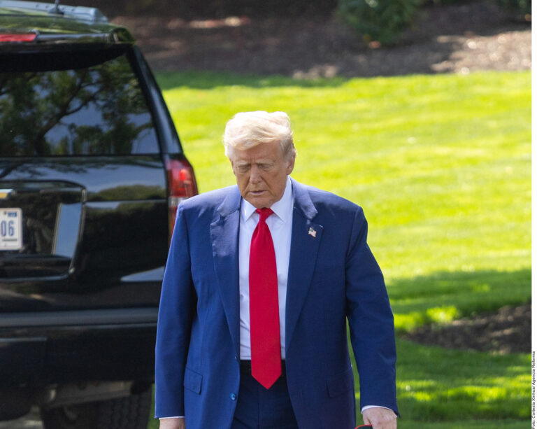 Firma Trump decreto para que armadoras se lleven producción de México a Estados Unidos