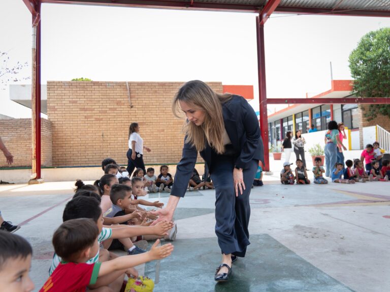 Festeja Luly López a niñas y niños de los Centros Infantiles