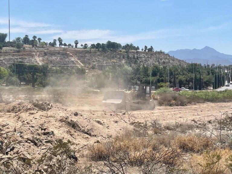 Inician trabajos de limpieza del terreno donde se construirá el Hospital Regional de Saltillo