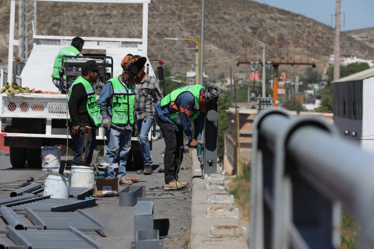 Instala Gobierno de Saltillo barandal vehicular en puente de Mixcoac