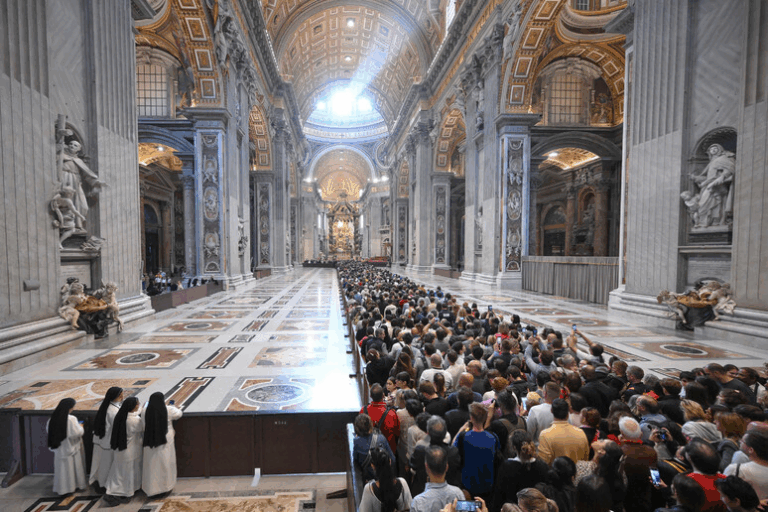 Más de 20 mil fieles acuden a darle el último adiós al papa Francisco