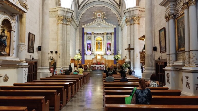 Realizan saltillenses y turistas visita a los 7 templos