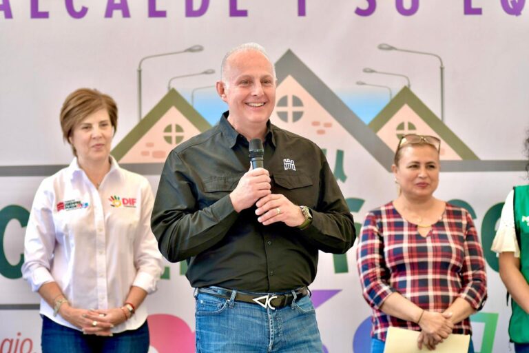 Román Alberto Cepeda González entrega techumbre en Jardines Universidad y anuncia instalación de caseta de seguridad