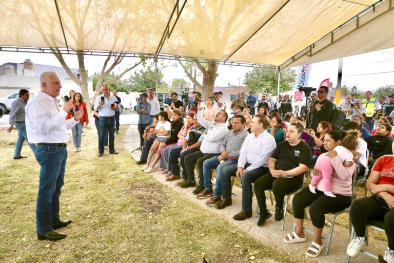 Román Alberto Cepeda González supervisa el equipamiento de la plaza pública de Loma Real