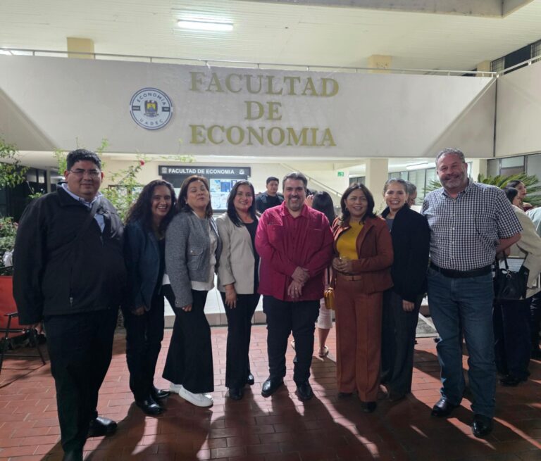 Tienen los egresados de la Facultad de Economía de la UA de C su primer encuentro anual de egresados