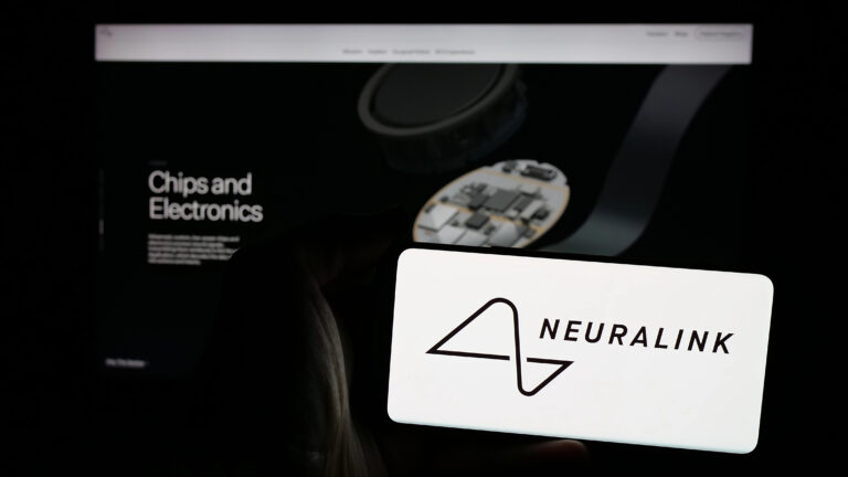 El chip cerebral de Neuralink permite comunicarse a un paciente con parálisis total