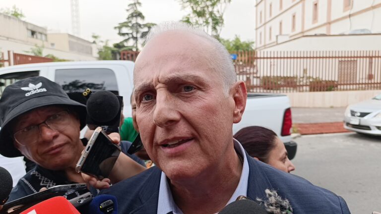 Descarta Román renunciar: «Aquí estoy, aquí voy a seguir y aquí estaré»