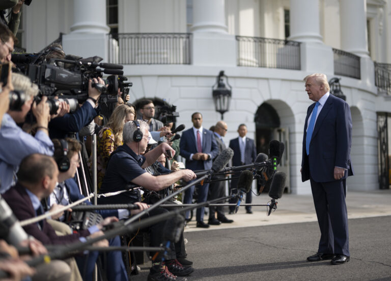 Donald Trump cumple 100 días de un gobierno lleno de polémicas con un 40 % de aprobación, según encuestas