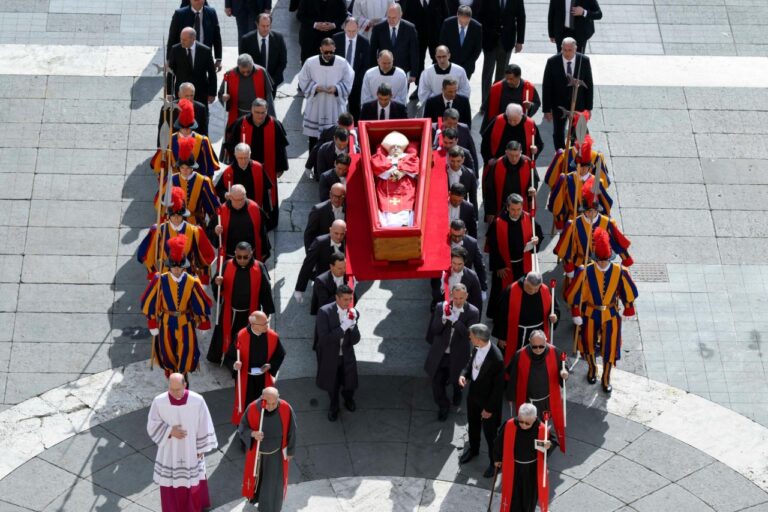 El féretro del papa Francisco ya se encuentra en la Basílica de San Pedro