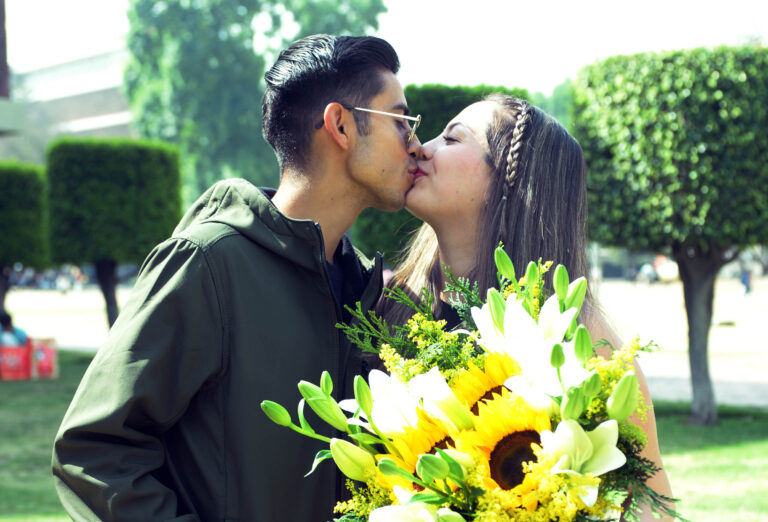 El lenguaje del beso: ciencia, deseo y emociones