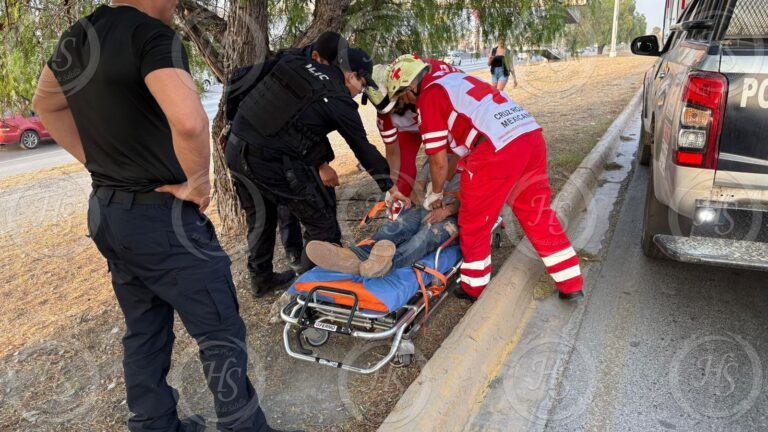 Elementos de Policía Saltillo evitan que sujeto se cuelgue de un árbol