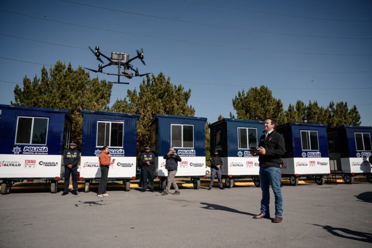 Entrega Javier Díaz oficinas, casetas móviles y drones a Policía de Saltillo