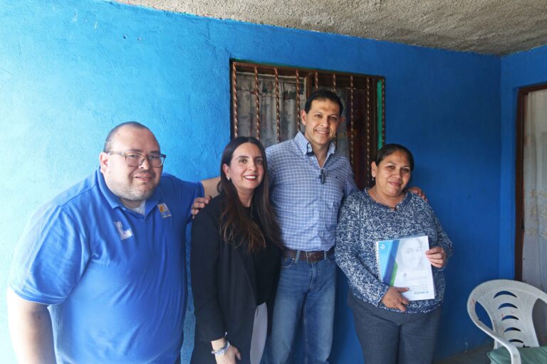 Entrega rector de la UA de C la primera guía en sistema Braille del examen de admisión para aspirante con discapacidad visual
