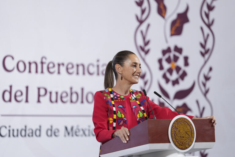 Farmacéuticas no cumplen, debemos producir nosotros.- Sheinbaum