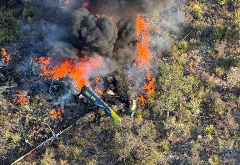 Se desploma helicóptero en combate de incendio de Arteaga