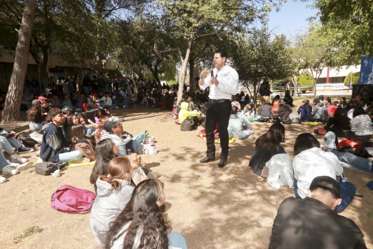 Imparte Rector de la UA de C la Charla “Hablemos de Resiliencia” durante la Semana Cultural Lince de la Preparatoria Número Uno
