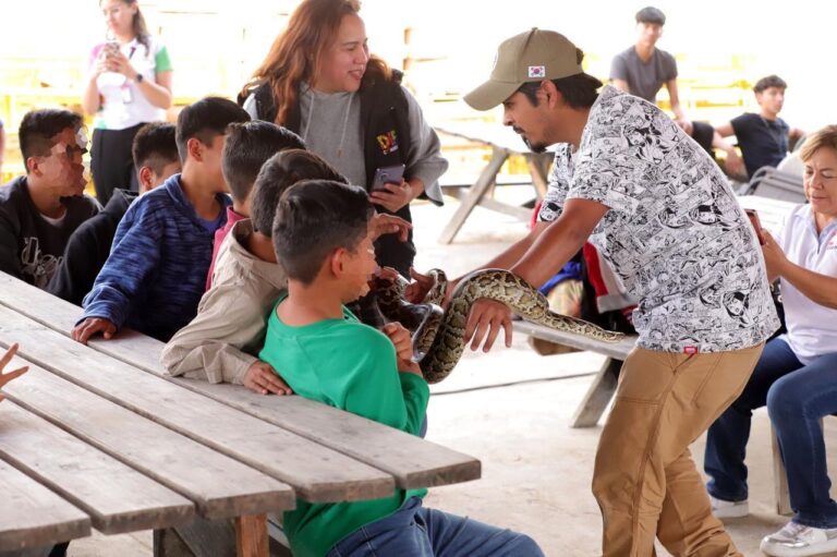 Jóvenes de Ramos Arizpe llevan alegría a niñas y niños de casas hogar en “Mi Granjita para Todos”